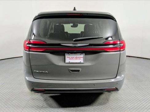 Used 2023 Chrysler Pacifica Touring-L FWD image 6