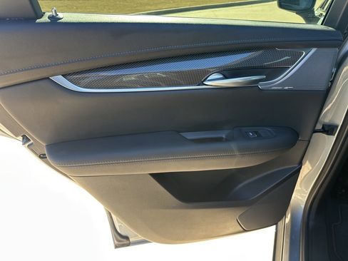Certified 2025 Cadillac XT5 Sportv image 32