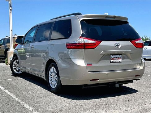 Used 2017 Toyota Sienna XLE FWD image 11