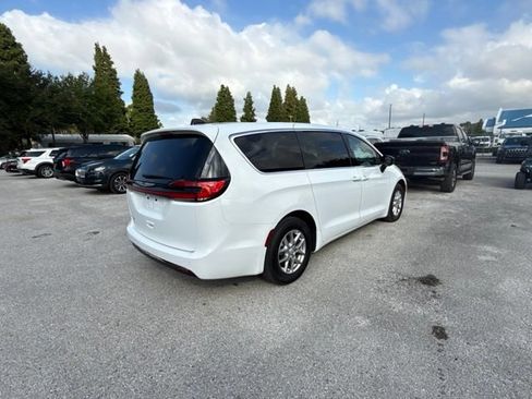 Used 2025 Chrysler Pacifica Select FWD image 5