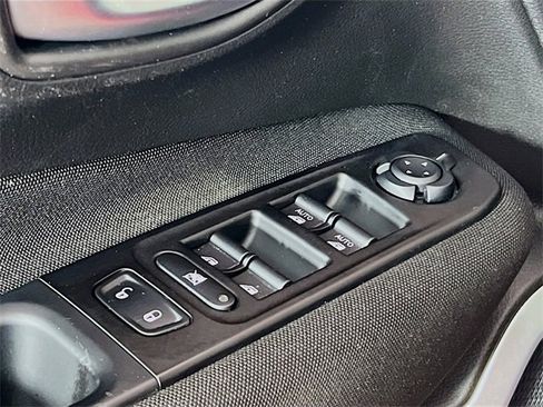 Used 2021 Jeep Renegade Sport image 16