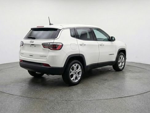 Used 2025 Jeep Compass Latitude AWD/4WD image 9