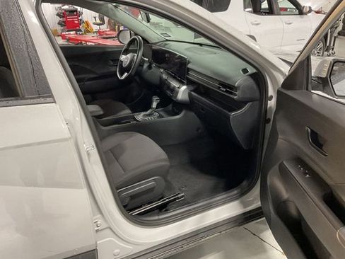 Used 2025 Hyundai Kona SEL image 12