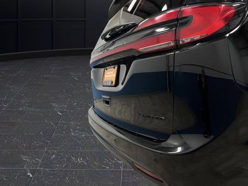 Used 2025 Chrysler Pacifica Limited image 34