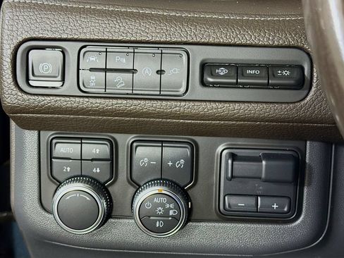 Used 2021 GMC Yukon XL Denali w/ Denali Premium Package AWD/4WD image 11