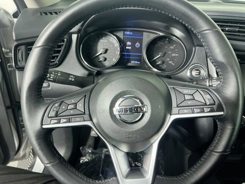 Used 2018 Nissan Rogue SV FWD image 11
