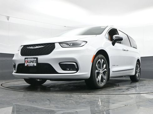 New 2026 Chrysler Pacifica Pinnacle w/ Trailer Tow Group AWD/4WD image 44