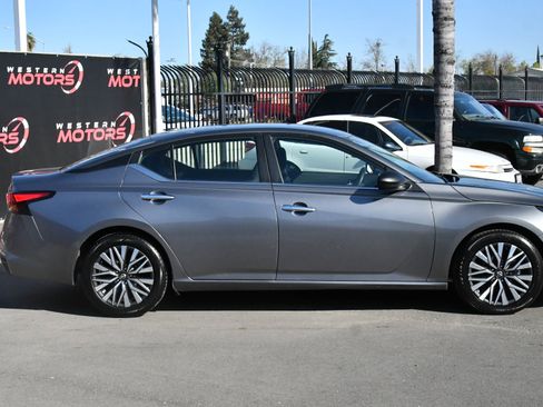 Used 2024 Nissan Altima 2.5 SV image 9