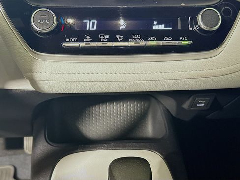 Used 2025 Toyota Corolla SE w/ Convenience Package FWD image 23
