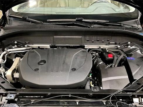 Certified 2022 Volvo XC60 B5 Momentum w/ Climate Package image 11
