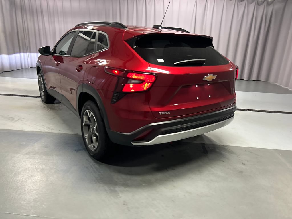 Used 2025 Chevrolet Trax LT w/ LT Convenience Package FWD image 5