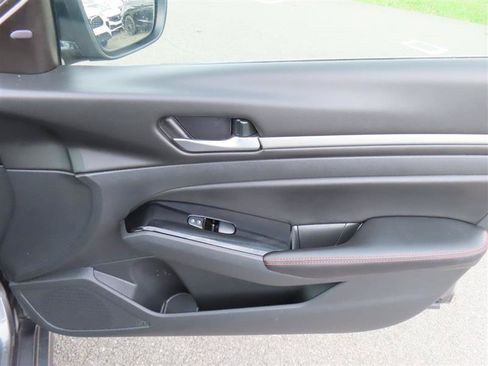 Used 2024 Nissan Altima 2.5 SR FWD image 35