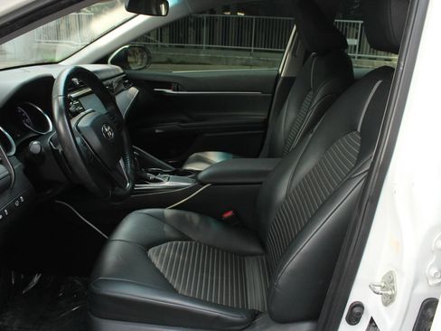Used 2019 Toyota Camry SE FWD image 13