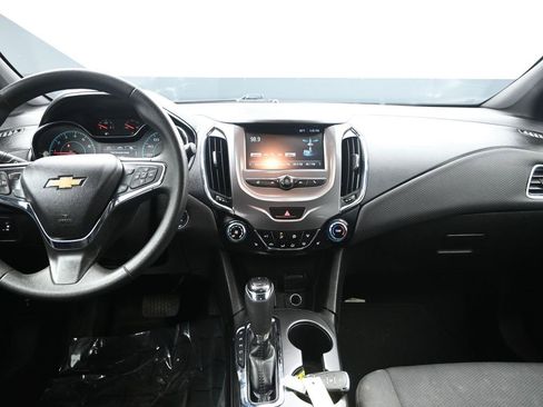 Used 2018 Chevrolet Cruze LT w/ Convenience Package image 28