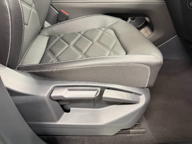 Used 2025 Volkswagen Atlas SE FWD image 34