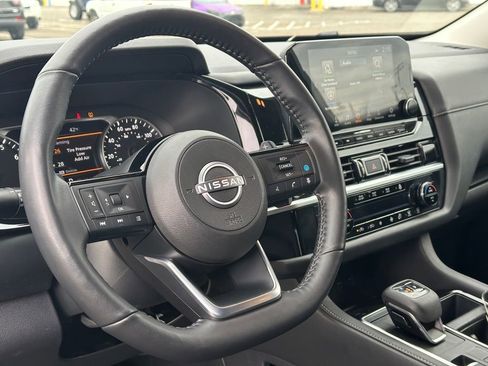 Used 2025 Nissan Pathfinder SL image 15