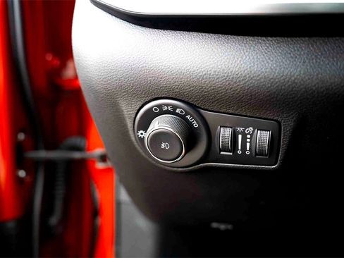 Used 2024 Jeep Compass Latitude image 15