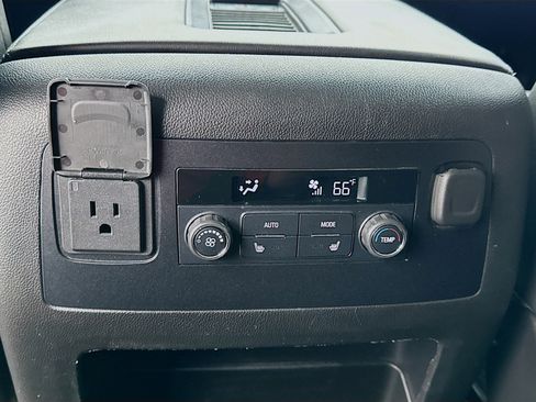 Used 2017 Chevrolet Suburban LT w/ Luxury Package image 16