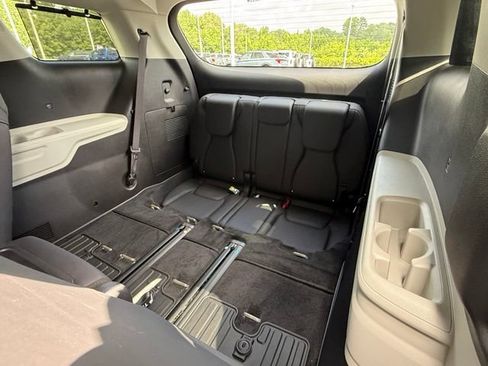 Used 2024 Kia Carnival EX FWD image 16