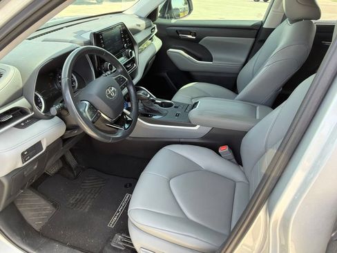 Used 2021 Toyota Highlander XLE FWD image 6