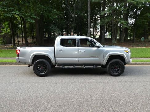 Used 2019 Toyota Tacoma TRD Sport AWD/4WD image 30
