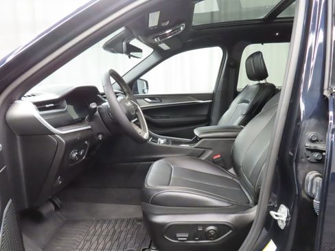 Used 2025 Jeep Grand Cherokee Limited w/ Luxury Tech Group II AWD/4WD image 11