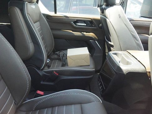 Used 2025 GMC Yukon Denali Ultimate image 9