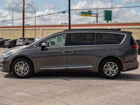 Used 2023 Chrysler Pacifica Limited FWD image 5