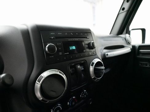 Used 2017 Jeep Wrangler Sahara w/ Connectivity Group image 6