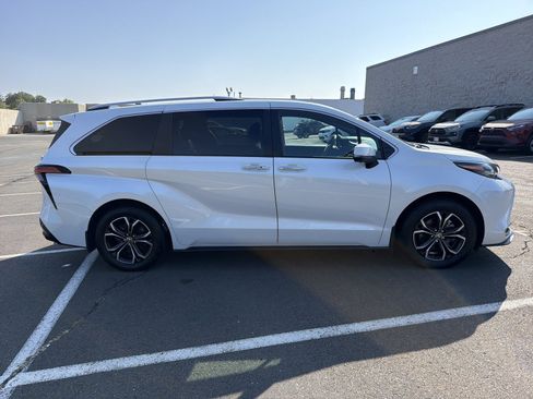 Used 2025 Toyota Sienna Platinum AWD/4WD image 18