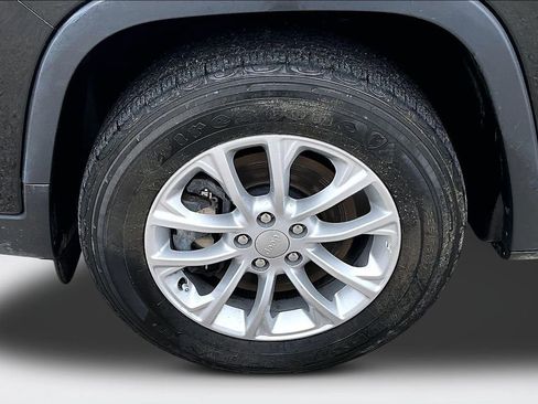 Used 2020 Jeep Cherokee Latitude w/ Cold Weather Group AWD/4WD image 33