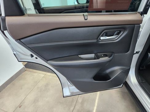 Used 2022 Nissan Rogue SV w/ SV Premium Package image 13