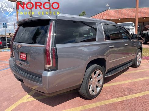 Used 2019 Cadillac Escalade ESV Luxury RWD image 8