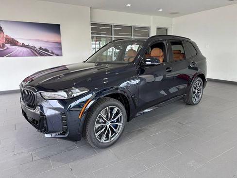 New 2026 BMW X5 xDrive50e w/ M Sport Package AWD/4WD image 4