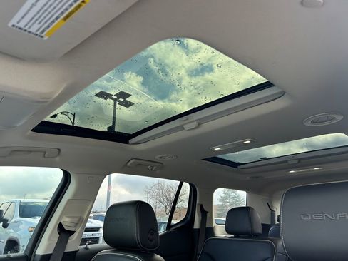 Used 2022 GMC Acadia Denali w/ Denali Ultimate Package image 30