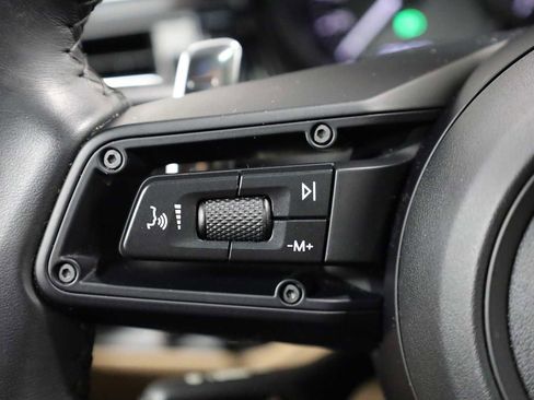 Certified 2024 Porsche Macan image 27