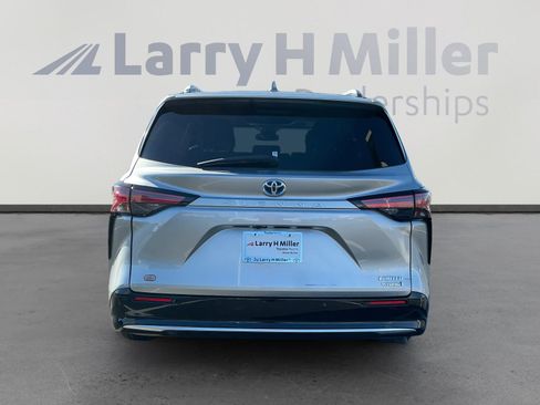 Used 2023 Toyota Sienna Limited image 4
