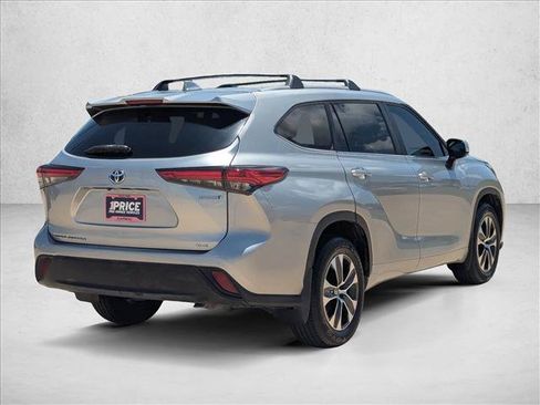 Used 2023 Toyota Highlander XLE FWD image 5