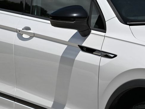 Used 2024 Volkswagen Tiguan SE R-Line FWD image 7