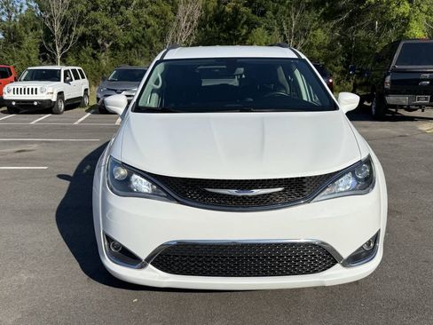Used 2019 Chrysler Pacifica Touring-L FWD image 3