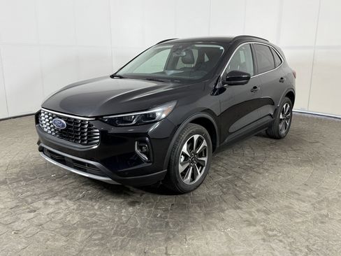 Used 2023 Ford Escape Platinum image 4