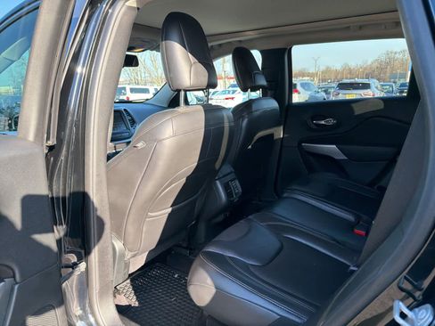 Used 2018 Jeep Cherokee Latitude Plus w/ Comfort/Convenience Group image 9