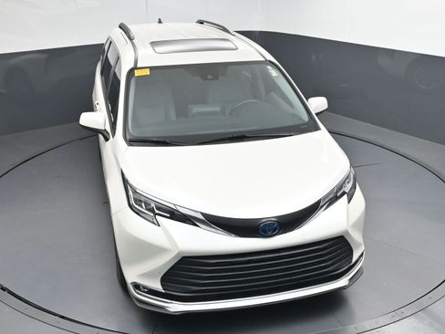 Certified 2021 Toyota Sienna XLE image 33
