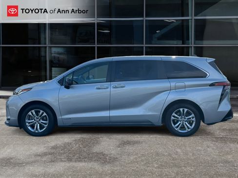 Certified 2021 Toyota Sienna XSE image 10