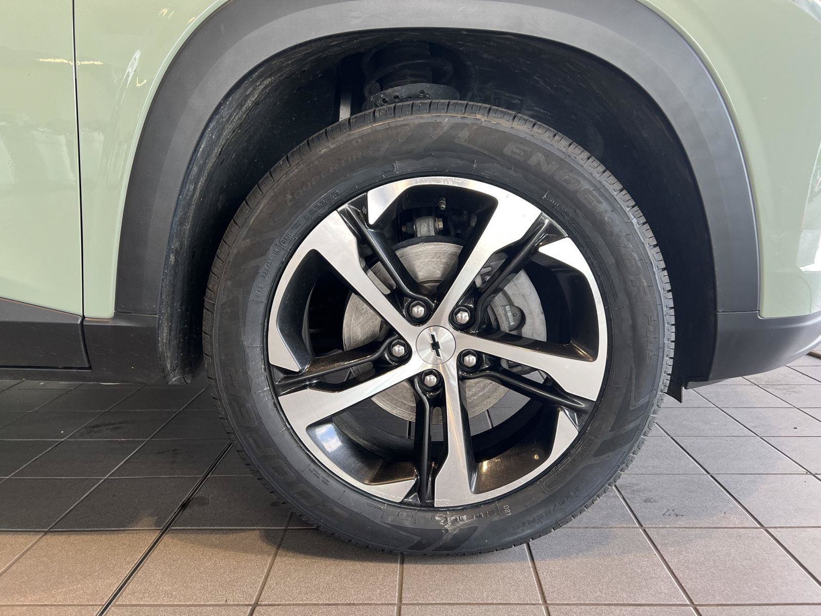 Used 2024 Chevrolet Trax RS FWD image 29