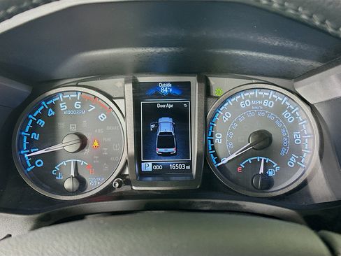 Used 2022 Toyota Tacoma TRD Sport w/ TRD Premium Sport Package AWD/4WD image 19