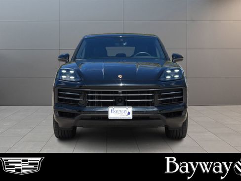 Used 2025 Porsche Cayenne image 2
