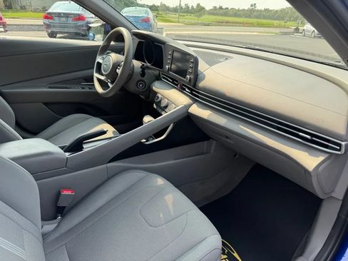 Used 2021 Hyundai Elantra SE FWD image 8
