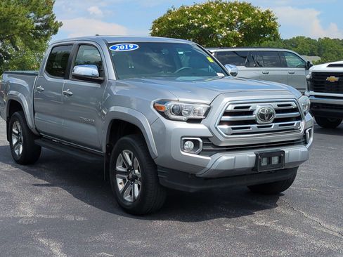 Used 2019 Toyota Tacoma Limited AWD/4WD image 2