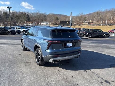 Used 2025 Chevrolet Traverse Z71 w/ Enhanced Driving Package image 3